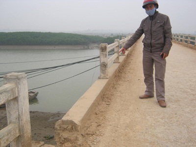 Hàng trăm ngàn người đánh cược tính mạng với cầu sắp sập  - 1