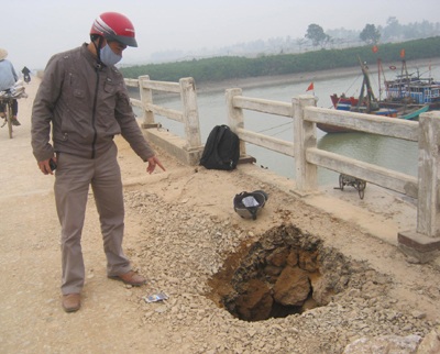 Hàng trăm ngàn người đánh cược tính mạng với cầu sắp sập  - 2