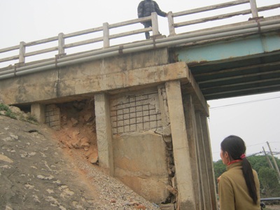 Hàng trăm ngàn người đánh cược tính mạng với cầu sắp sập  - 8