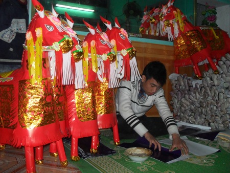 Làng tranh Đông Hồ tất bật...mùa hàng mã - 5