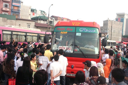 Hà Nội tăng cường xử lý xe khách vi phạm dịp Tết - 1