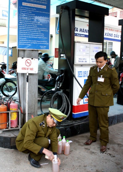 Hà Nội: Cây xăng bị khách hàng tố bán… dầu bẩn - 2 Hà Nội: Cây xăng bị khách hàng tố bán… dầu bẩn - 2