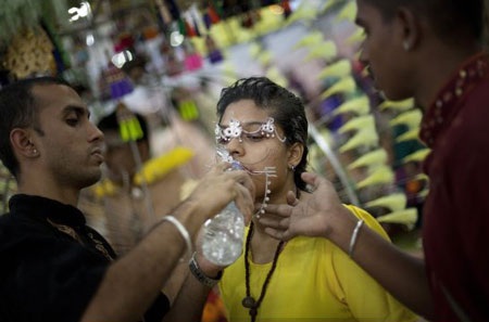 Lễ hội “hành xác” kỳ lạ của người Hindu  - 12