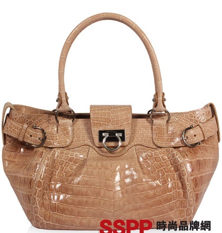 Thanh lịch với BST túi 2011 của Salvatore Ferragamo và Chanel - 3 Thanh lịch với BST túi 2011 của Salvatore Ferragamo và Chanel - 3