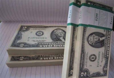 Ngân hàng ngừng dịch vụ đổi tiền 2 USD mới - 1 Ngân hàng ngừng dịch vụ đổi tiền 2 USD mới - 1