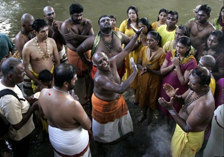 Lễ hội “hành xác” kỳ lạ của người Hindu  - 4