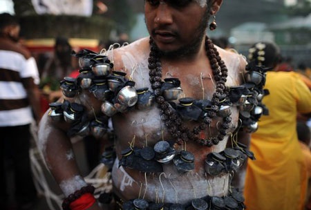 Lễ hội “hành xác” kỳ lạ của người Hindu  - 7