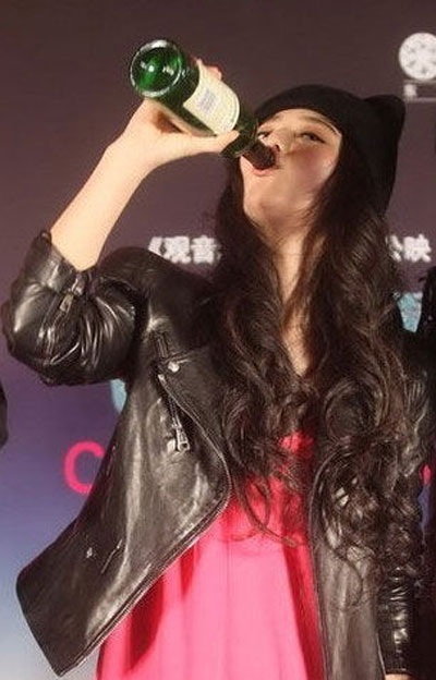 “Nữ hoàng thị phi” tu rượu trong ngày ra mắt phim mới - 6