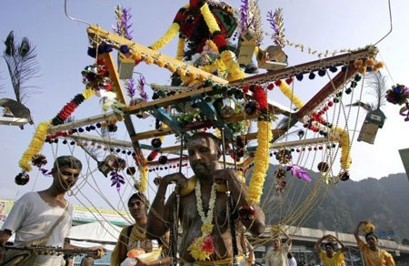 Lễ hội “hành xác” kỳ lạ của người Hindu  - 3