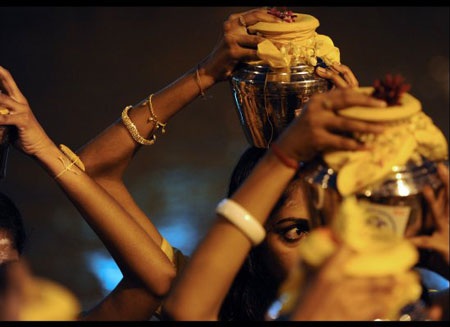 Lễ hội “hành xác” kỳ lạ của người Hindu  - 11