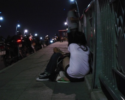 Người trẻ diễn cảnh chướng mắt trên cây cầu hiện đại  - 1