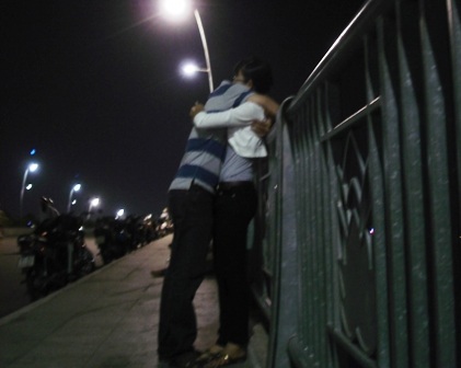 Người trẻ diễn cảnh chướng mắt trên cây cầu hiện đại  - 2