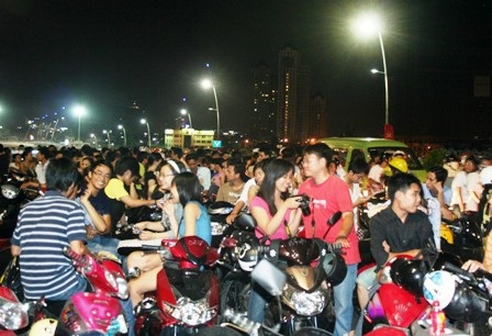 Người trẻ diễn cảnh chướng mắt trên cây cầu hiện đại  - 3