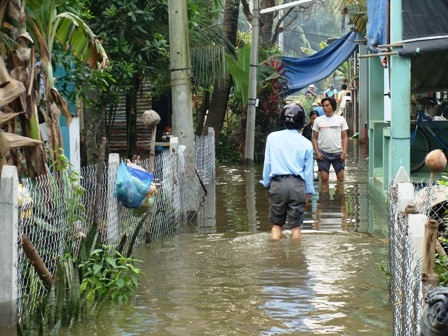 Hơn 50 hộ dân khốn đốn vì vỡ bờ bao - 4