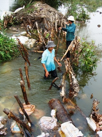 Hơn 50 hộ dân khốn đốn vì vỡ bờ bao - 2