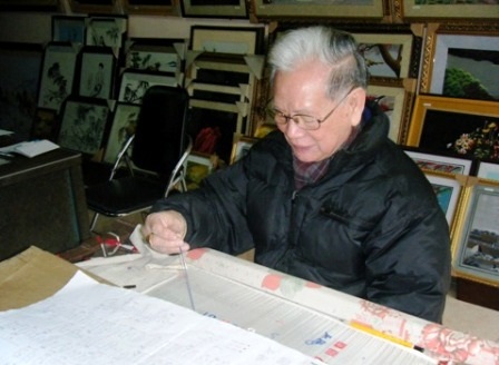 Ngắm bức tranh thêu thơ 14 thứ tiếng được đề xét kỷ lục Guinness VN - 1