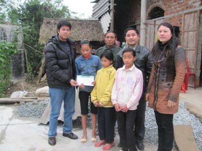 4,5 triệu đồng đến với hai hoàn cảnh khó khăn - 1