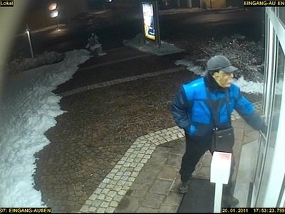 Áo truy lùng kẻ cướp nhà băng mang mặt Obama - 1 Áo truy lùng kẻ cướp nhà băng mang mặt Obama - 1