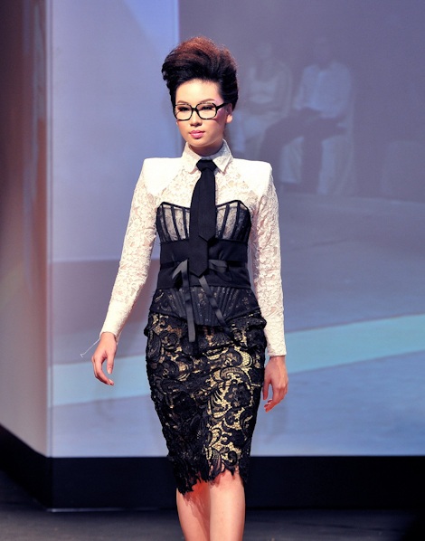 Hoàng Yến khoe vòng một gợi cảm - 5