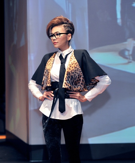 Hoàng Yến khoe vòng một gợi cảm - 4