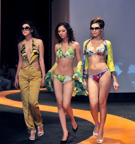 Hoàng Yến khoe vòng một gợi cảm - 9