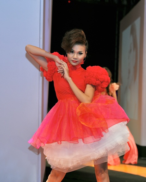 Hoàng Yến khoe vòng một gợi cảm - 8