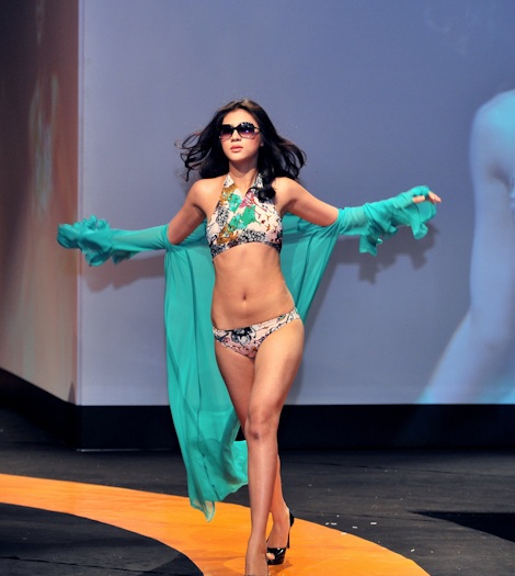 Hoàng Yến khoe vòng một gợi cảm - 10