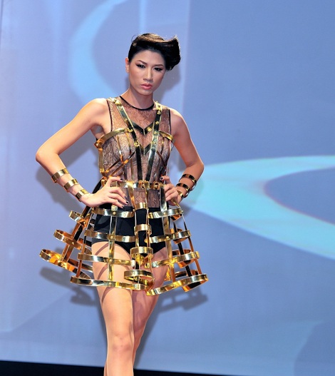 Hoàng Yến khoe vòng một gợi cảm - 13