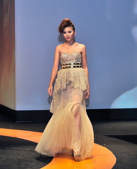 Hoàng Yến khoe vòng một gợi cảm - 14