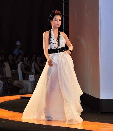 Hoàng Yến khoe vòng một gợi cảm - 6