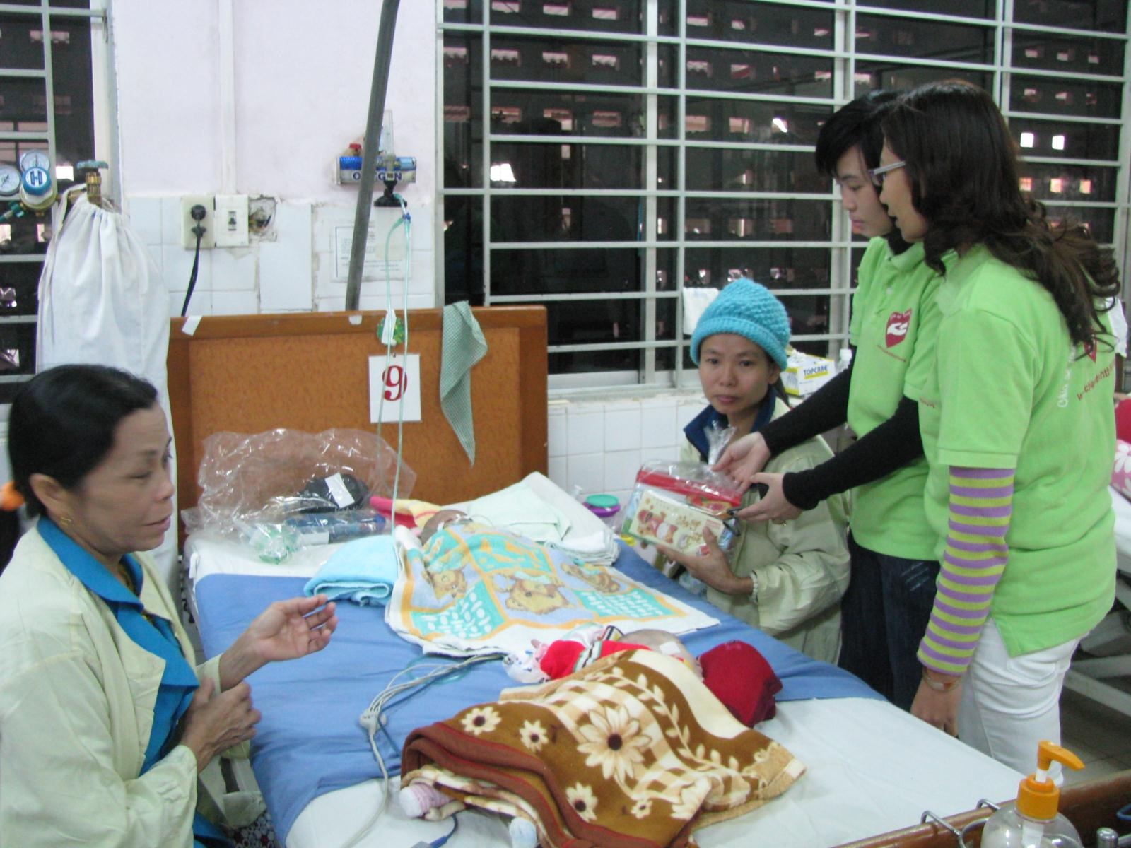 Hơn 200 suất quà Tết đến với các bệnh nhi - 1