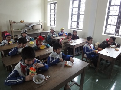 Học sinh vùng biên giới đến trường ngày giá rét - 3