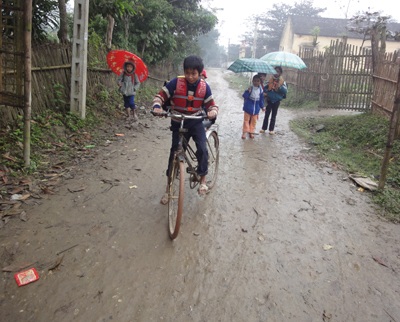 Học sinh vùng biên giới đến trường ngày giá rét - 2