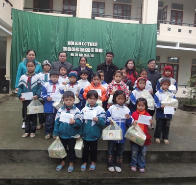 Học sinh vùng biên giới đến trường ngày giá rét - 4