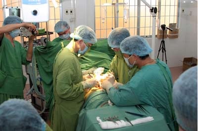 BV Đa khoa Kon-Tum được chuyển giao phẫu thuật trượt đốt sống - 1 BV Đa khoa Kon-Tum được chuyển giao phẫu thuật trượt đốt sống - 1