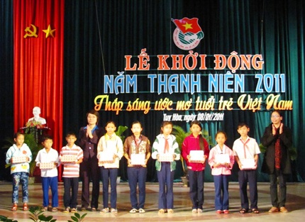 Phú Yên: Trao nhiều suất học bổng cho HS, SV học tập tốt - 1