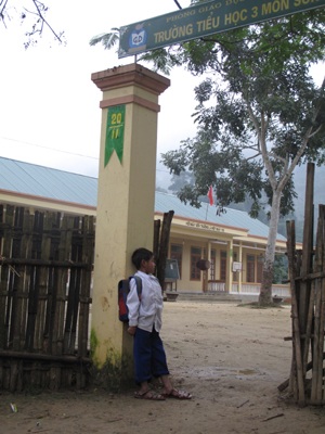 Vận động học sinh Đan Lai tới trường: Thực trạng và giải pháp - 1