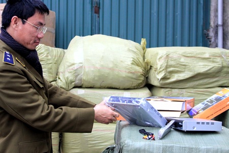 Hà Nội: Bắt xe tải chở hàng trăm đầu thu kỹ thuật số VTC nghi giả - 1 Hà Nội: Bắt xe tải chở hàng trăm đầu thu kỹ thuật số VTC nghi giả - 1