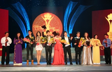 Trao 15 giải và tôn vinh 10 ca sĩ của năm - 1