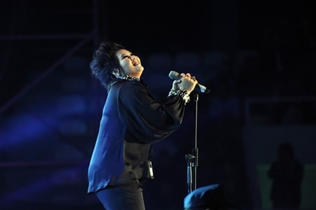 Uyên Linh cảm ơn khán giả Hà Nội bằng tình yêu - 12