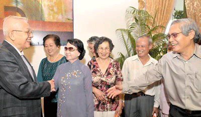 Chào đón những người con đất Việt phương xa  - 1