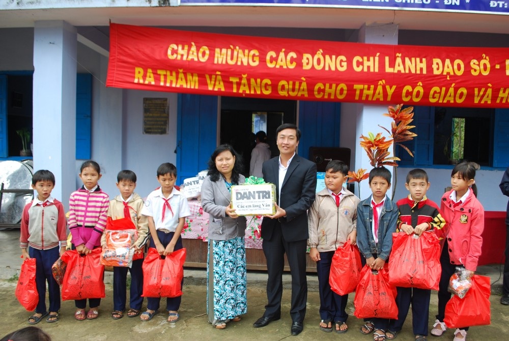 Quà Tết đến với giáo viên và học sinh làng Vân - 1 Quà Tết đến với giáo viên và học sinh làng Vân - 1