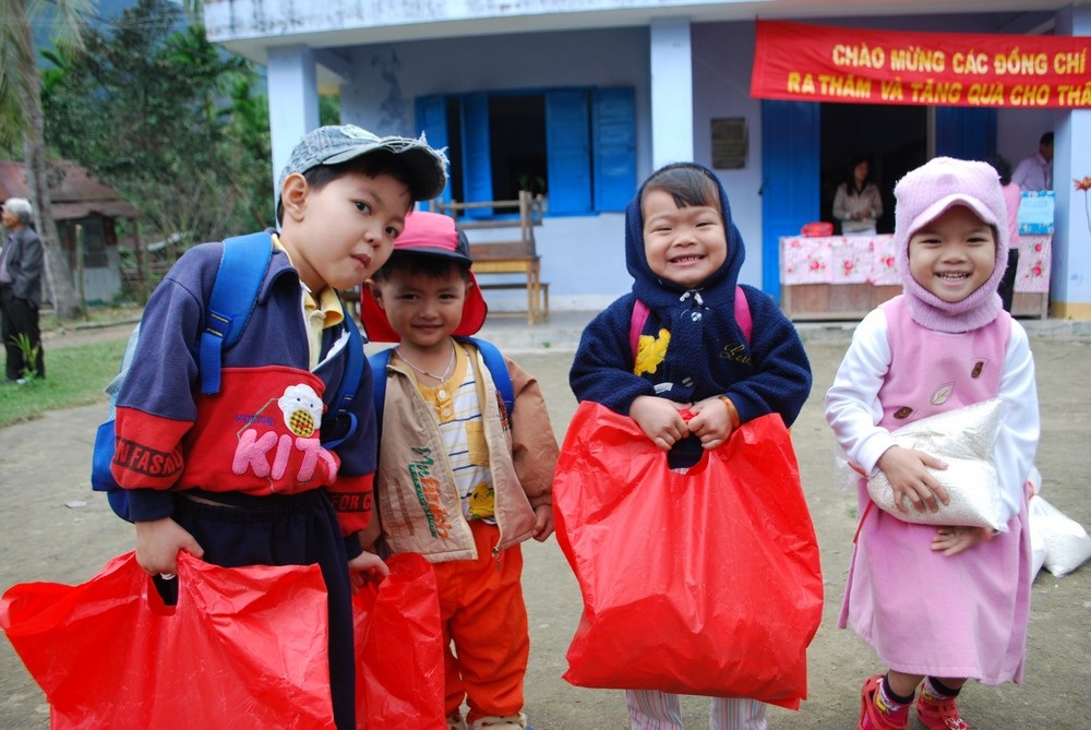 Quà Tết đến với giáo viên và học sinh làng Vân - 2 Quà Tết đến với giáo viên và học sinh làng Vân - 2