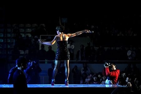 Uyên Linh cảm ơn khán giả Hà Nội bằng tình yêu - 8