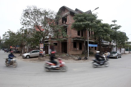 Nhiều hệ lụy quanh chuyện biệt thự bỏ hoang ở Hà Nội - 1 Nhiều hệ lụy quanh chuyện biệt thự bỏ hoang ở Hà Nội - 1