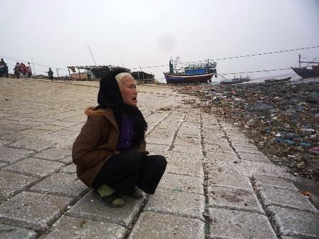 Cầu siêu cho 9 ngư dân mất tích trên biển - 2