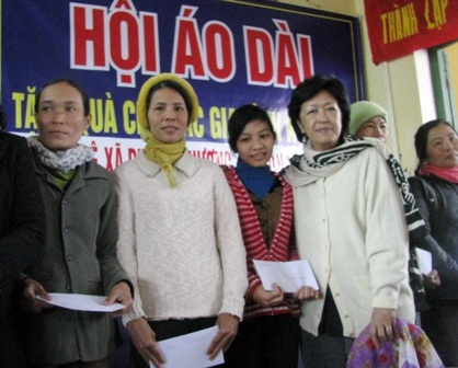 Hội áo dài Huế tặng quà cho 75 gia đình nghèo dịp Tết - 1