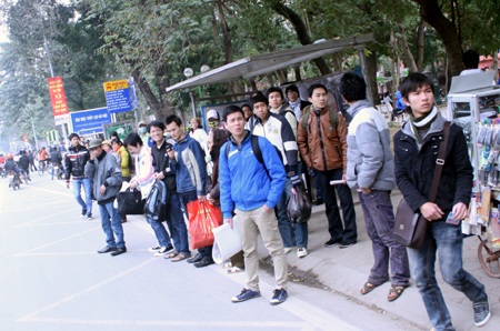 Nhộn nhịp dòng người đổ về quê ăn Tết - 2