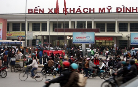 Nhộn nhịp dòng người đổ về quê ăn Tết - 1