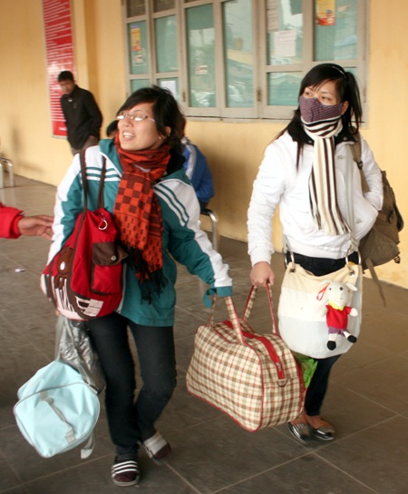 Nhộn nhịp dòng người đổ về quê ăn Tết - 3